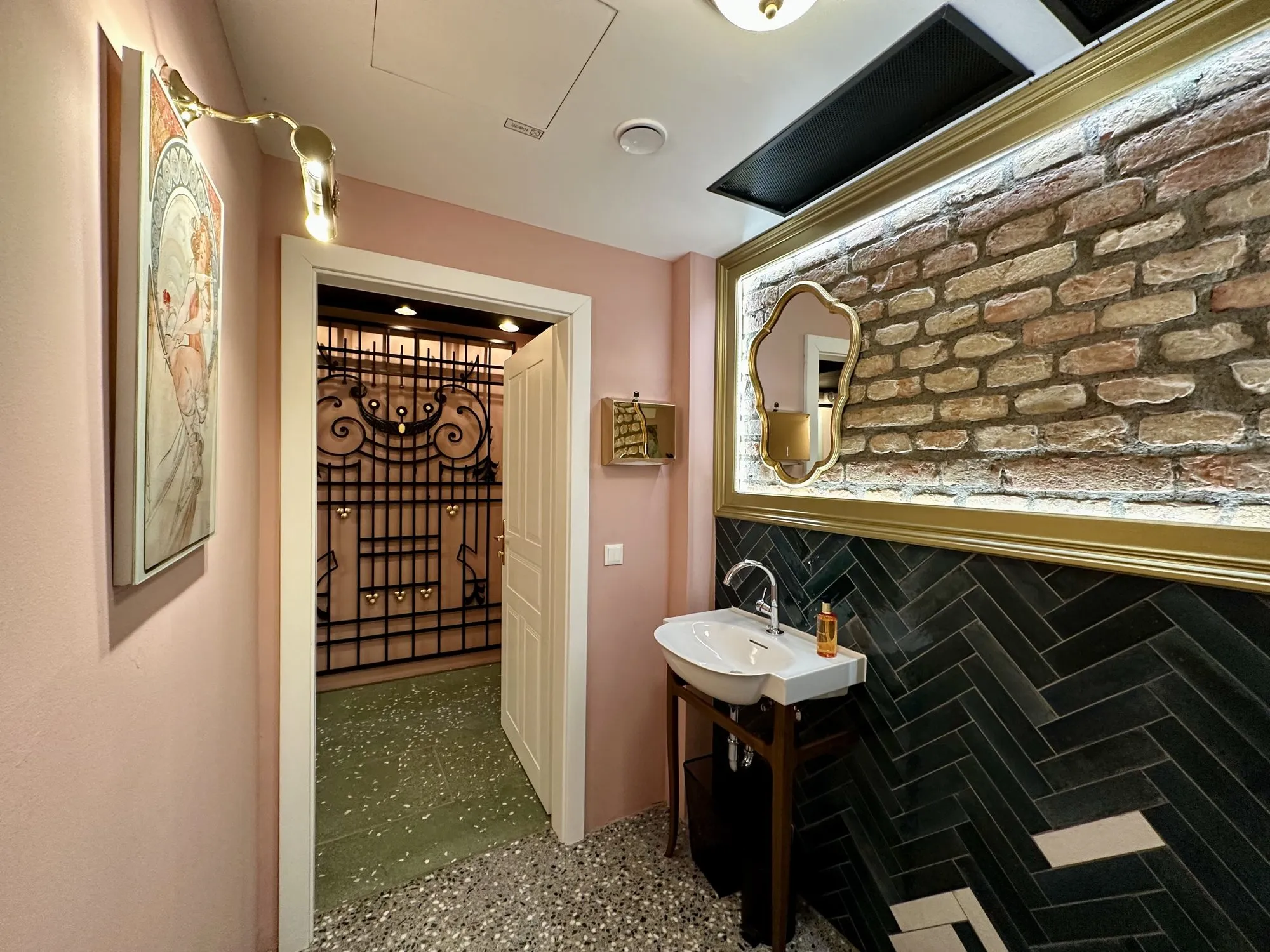 Garderobe & Waschräume – Bild 2