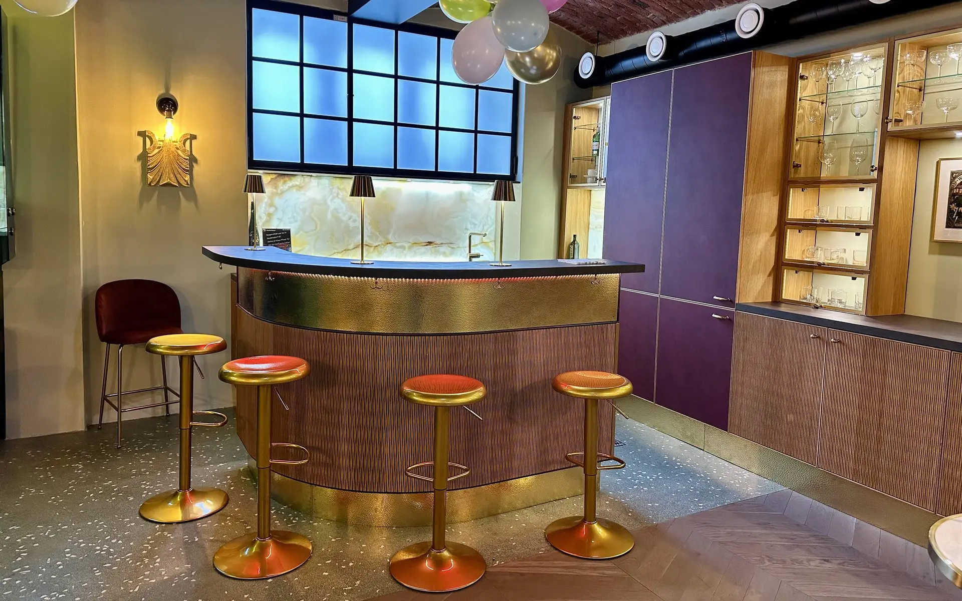 Der Bartresen von George’s Bar unter dem Ziegelgewölbe
