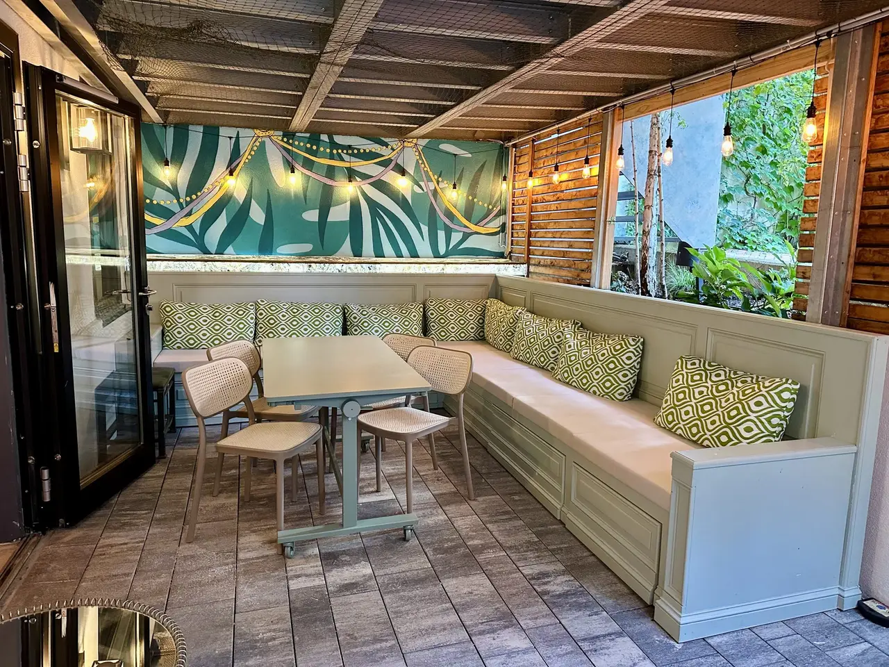 Die Terrasse mit Sitzplätzen im Freien